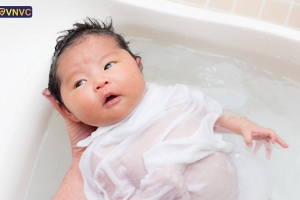 Trẻ bị viêm tiểu phế quản có nên tắm không?