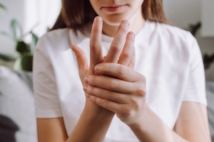 TÊ BÌ TAY CHÂN - ĐỪNG CHỦ QUAN